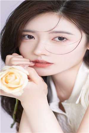 穿成炮灰女配，争做人气角色