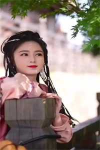 穿越后，她成了团宠万人迷