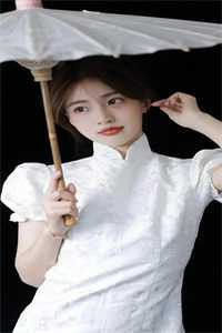 活成前任白月光后，她桃花朵朵开