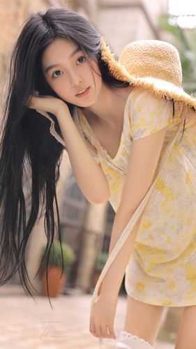 活成前任白月光后，她桃花朵朵开