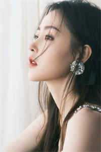 活成前任白月光后，她桃花朵朵开