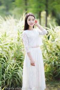 活成前任白月光后，她桃花朵朵开