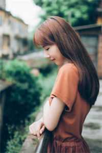 咬红唇