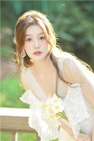 活成前任白月光后，她桃花朵朵开