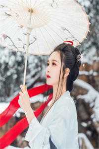 除夕定亲宴，两家坐看她陪白月光祈福