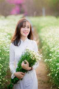 且趁余花谋一笑