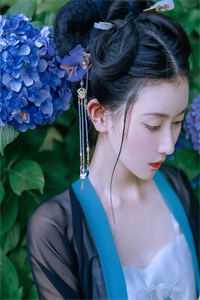 亲戚要抢我父母的抚恤金，我背着年幼妹妹跪在了军区门口