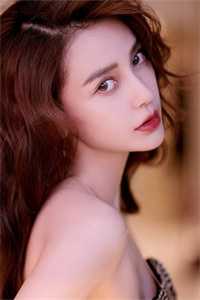 美人多娇画青云