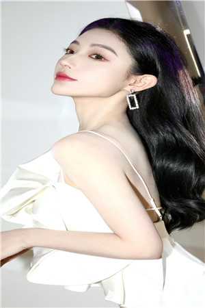 老婆助理当众逼我裸奔，我选择离婚