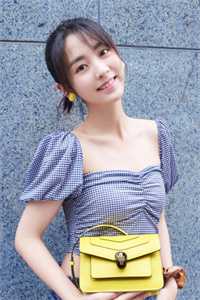 皇帝决定选择穿越女后，皇后娘娘登基了
