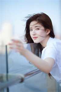 订婚宴上，女友和前任发来亲密相片
