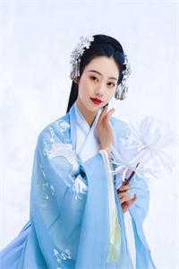 520当天男友用我私密画办画展