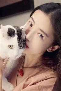胎穿盛朝，丰腴美人被独宠了