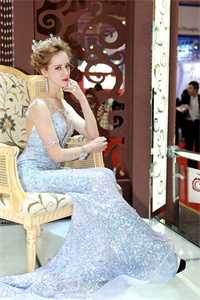 带女儿探班，导演老公的情妇撞我