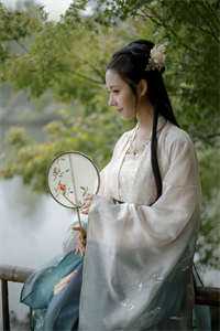 她的爱如落花流水
