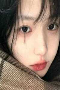 在无人撑伞的暴雨中奔跑