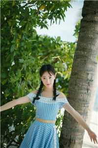 眼前嘤嘤泣泣女人的肩膀