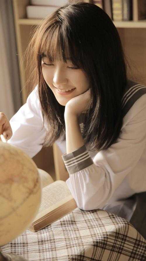 别照镜！她在学你