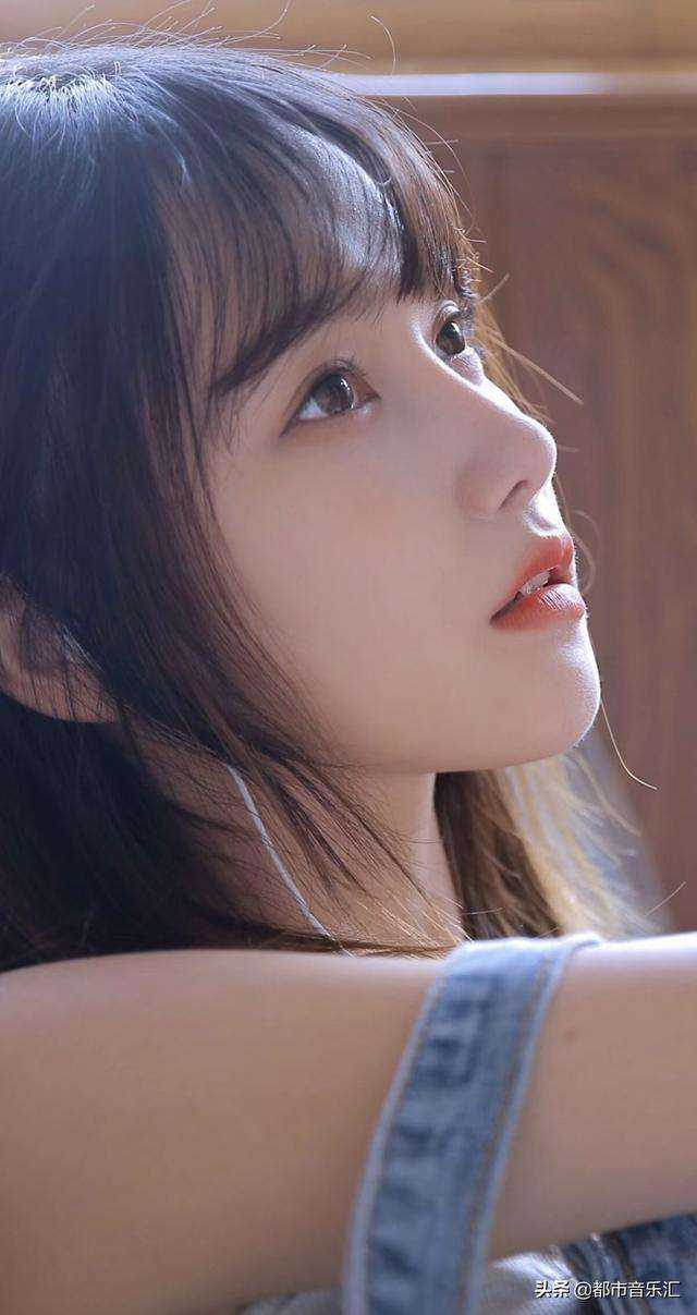 女儿火化时，渣总在陪白月光女儿过生日