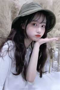 故人归尘土，新燕入画梁